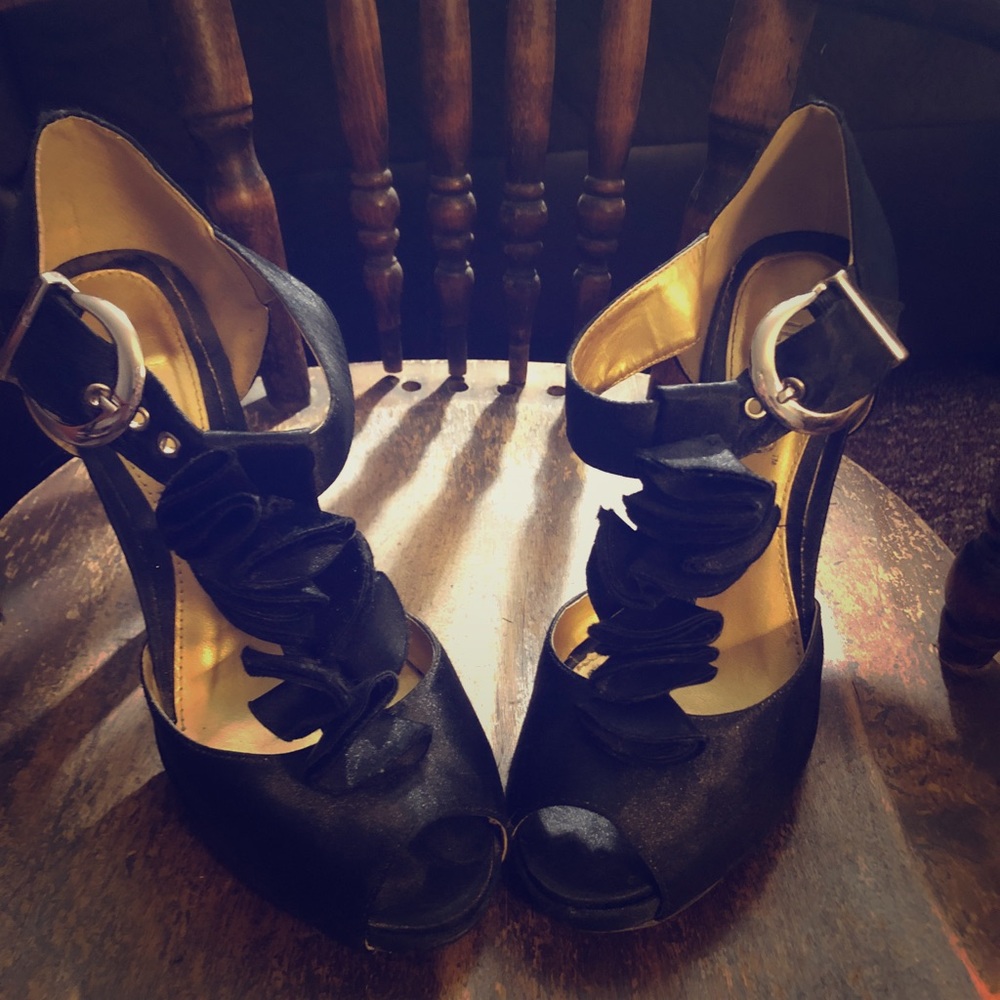 Black ruffle stiletto shoe size 7